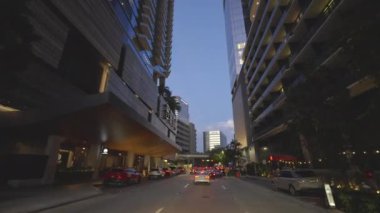 Gece Miami sokaklarında devriye arabası sürüyormuş. Florida finans bölgesinde yüksek binalar arasında Amerikan Bulvarı