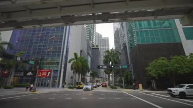 ABD 'de Miami sokaklarında araba sürüyor. Florida 'da popüler bir tatil yeri.