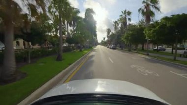 Venedik sokaklarında gezen polis arabası. Florida turistik bölgesinin güney mimarisi arasındaki Amerikan Bulvarı