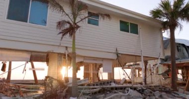 Yıkıma ya da onarıma ihtiyacı olan yıkılmış bir bina. Fırtına dalgaları ve rüzgâr yüzünden ev çatısı hasar gördü ve Florida 'da kasırga üstüne duvarlar çöktü.