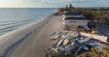 Yıkıma ya da onarıma ihtiyacı olan yıkılmış bir bina. Fırtına dalgaları ve rüzgâr yüzünden ev çatısı hasar gördü ve Florida 'da kasırga üstüne duvarlar çöktü.