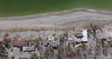 Fırtına, kasırga sonrası okyanus kıyısındaki konut evlerinde şiddetli hasara yol açıyor. Florida 'da doğal afet sonuçları