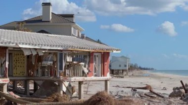 Fırtına, kasırga sonrası okyanus kıyısındaki konut evlerinde şiddetli hasara yol açıyor. Florida 'da doğal afet sonuçları