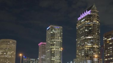 Tampa, Florida 'da gece araba trafiği ve parlak gökdelen binaları vardı. Amerika 'ya seyahat