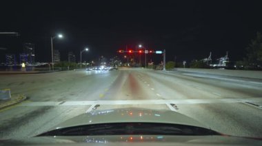 Amerikan Ulaşım Konsepti. Miami 'deki MacArthur Causeway' de gece araba sürüyor. Florida yolu trafiği hareketli.