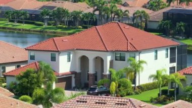 ABD 'nin banliyölerindeki zengin yerleşim bölgesi. Güneybatı Florida 'da pahalı banliyö evleri olan zengin bir mahalle..