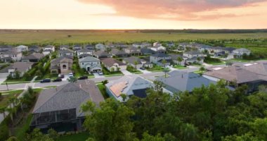 ABD 'nin banliyölerindeki zengin yerleşim bölgesi. Güneybatı Florida 'da pahalı banliyö evleri olan zengin bir mahalle..