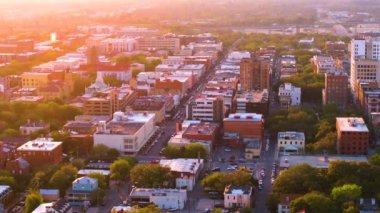 Savannah, Georgia 'daki Broughton Caddesi' nin havadan görüntüsü. Amerikan şehri tarihi mimarisi. Gün batımında ABD panoramik şehir manzarası