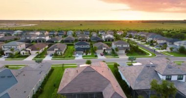 Florida 'nın güneybatısındaki küçük bir kasabadaki pahalı konutların hava manzarası. Amerikan banliyölerinde emlak gelişimine örnek olarak Amerikan rüya evleri.