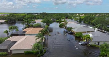 Debby Kasırgası 'ndan sonra doğal afeti sel bastı. Sel basmış caddede yüzen tekne, tropikal fırtına yağış sularıyla çevrili. Sarasota, Florida yerleşim bölgesindeki evler.