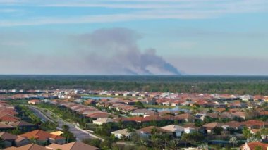 Florida, ABD 'de kırsal kesime yakın bir yerde reçeteli orman yangınından çıkan zehirli dumanla hava kirliliği.