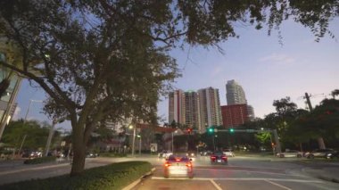 Amerikan seyahat güzergahı. Brickell şehir merkezindeki Miami caddesinde gece araba sürüyorum. Florida yolu trafiği hareketli