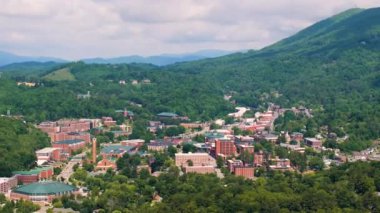 Boone, Kuzey Carolina. Appalachian dağlarındaki tarihi Amerikan şehir mimarisi. Watauga County, ABD 'deki eski şehir. Yukarıdan sokaklar ve tarihi binalar
