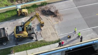 Yol çalışması alanında inşaat malzemeleri. Sel suları asfaltı temizledikten sonra nehir tarafından yıkılan hasarlı yol köprüsünün yeniden inşası