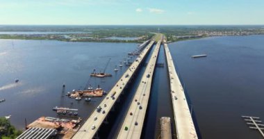 Ellenton, Florida 'da yeni köprü şeritleri inşa ediliyor. Arabaların altyapısını genişletmek Trooper J.D. boyunca her gün seyahat eder. Genç Anıt Köprüsü Manatee Nehri 'ni geçiyor.