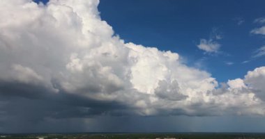 Florida 'nın kırsal kesimlerine sağanak yağmur yağıyor. Karanlık gökyüzünde fırtına. Hareket eden ve değişen bulutlu hava durumu.