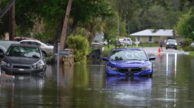 Kasırga, Florida 'nın suları ile çevrili şehir caddesindeki arabaları sel bastı. Debby Kasırgası Doğal Afet.