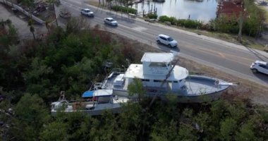 Milton Kasırgası Florida 'ya çarpmış. Manasota Key 'deki körfez kıyısında yıkılmış yatlar.