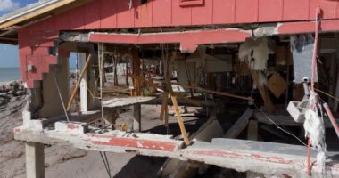 Milton Kasırgası Florida, Manasota Key 'deki rıhtım evinde şiddetli hasara yol açtı. Körfez kıyısındaki evim yıkıldı.