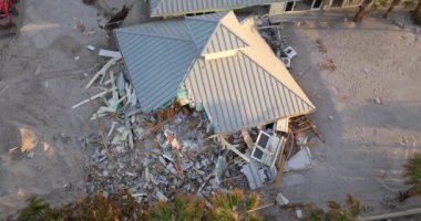 Milton Kasırgası Florida, Manasota Key 'deki rıhtım evinde şiddetli hasara yol açtı. Körfez kıyısındaki evim yıkıldı.