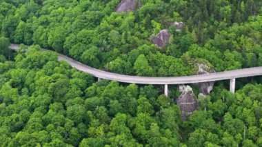 Linn Cove Viaduct karayolu köprüsü Kuzey Carolina Appalachian dağları, ABD. Blue Ridge Parkway Amerikan otoyolu yaz yağmuru mevsiminde.