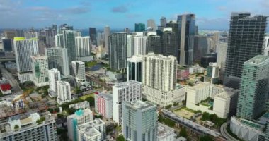 Miami Brickell, Florida, ABD. Şehir merkezindeki beton ve cam gökdelen binaların yukarıdan görüntüsü. Güneşli bir günde iş dünyasının finans bölgesiyle Amerikan megapolis 'i