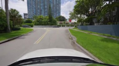 ABD 'de Miami Beach turistik caddelerinde devriye arabası sürüyor. Florida 'da popüler bir tatil yeri.