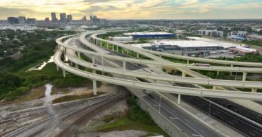 Tampa, Florida 'da hızlı sürüş yapan Amerikan otoyol kavşağı. ABD kentsel ulaşım altyapısı