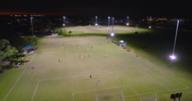 Okul çocukları, Florida, North Port 'taki futbol stadyumunda futbol antrenmanı yapıyor..