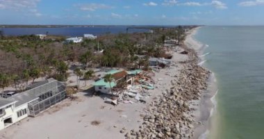Fırtına, Florida, Englewood 'daki Milton Kasırgası' ndan sonra limandaki evlerde ciddi hasara yol açtı. Körfez kıyısındaki yıkılmış evler