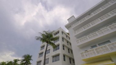 Ocean Drive 'da araba sürüyorum Miami Beach' te turistik bölgede Florida 'da Amerikan caddesinde.