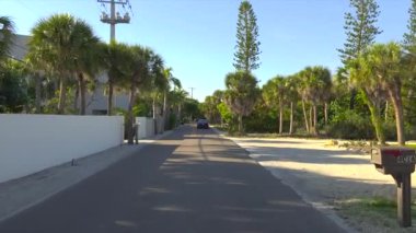 Güneşli Florida 'da manzaralı yolda araba kullanmak. Casey Key Kıyı Konutları Resimli Sokaklar