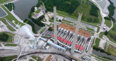 Kömürle çalışan elektrik santrali. Enerji üretimi için fosil yakıt kullanımı