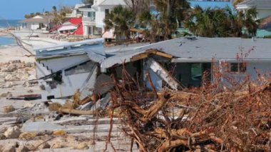 Milton Kasırgası 'ndan sonra okyanus kıyısında yıkılan evler. Doğal afet sonuçları Manasota Key, Florida 'da. Fırtına şiddetli hasar verdi.
