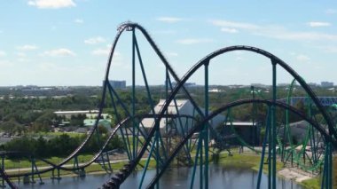 Orlando, Florida 'daki lunaparkta hız treninin keyfini çıkarmaktan heyecan duyuyorum. ABD turizm merkezleri.