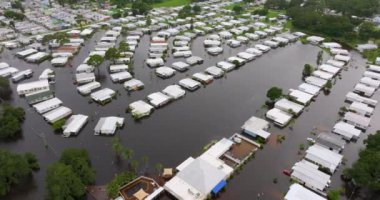 Florida 'da sel, tropikal fırtınadan kaynaklanıyor. Sel sularıyla çevrili yerleşim yerlerindeki banliyö evleri. Doğal afetten sonra