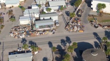 Manasota Key, Englewood 'daki Florida yerleşim bölgesindeki Milton Kasırgası' nın yol kenarındaki çöplük yığınları ağır hasar gördü. Doğal afetin sonuçları.