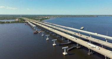 Ellenton, Florida 'da karayolu köprüsü inşaatı. Asker J.D. 'nin gelişimi. Young Memorial Köprüsü, Manatee Nehri 'ni geçiyor. Hareket halindeki arabalı Amerikan otoyolu.