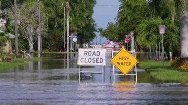 Milton Kasırgası, Punta Gorda, Florida 'da kapalı levhalarla araba sürmeyi engelleyen caddeleri sular altında bıraktı. Doğal afet konsepti sırasında ulaşımın güvenliği