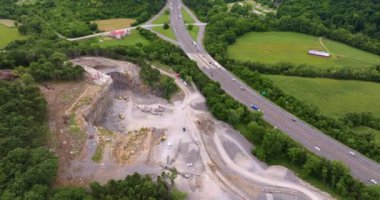 Endüstriyel taş ocağı. İnşaat endüstrisi için kireçtaşı malzemelerinin çıkarıldığı açık bir maden sahası.