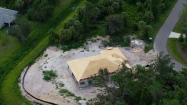 Yeni ev inşaatında çatı inşaatı. Florida 'nın banliyö bölgesinde yerleşim yerinin tamamlanmamış kontrplak çatısı. Konut geliştirme kavramı.