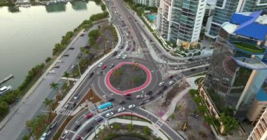 Sarasota, Florida sokak trafiği Gulfstream Bulvarı 'nda hareket halindeki arabalarla kavşakta. Kentsel dairesel ulaşım kavşağı