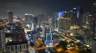Miami Brickell 'in şehir merkezindeki ofis bölgesinde geceleyin Florida, ABD' de zaman aşımı. Modern Amerikan megapolis 'indeki yüksek rıhtım ve yerleşim binaları