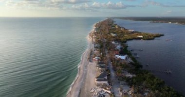 Fırtına, kasırga sonrası okyanus kıyısındaki konut evlerinde şiddetli hasara yol açıyor. Florida 'da doğal afet sonuçları