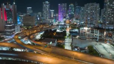 Miami City, Florida 'daki hızlı sürüş araçlarıyla gece Amerikan otoyol kavşağının hava görüntüsü. ABD ulaşım altyapısının üstünden görüntüle