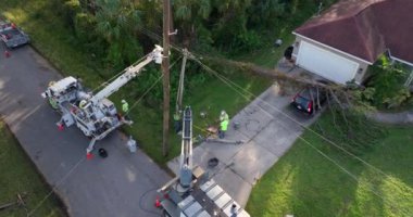Florida banliyö bölgesinde meydana gelen kasırga sonrası hasar gören elektrik hatlarını onaran elektrik işçilerinin hava görüntüsü.