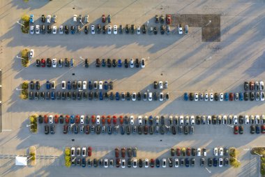 Satılık bir sürü yeni arabasıyla bayilik otoparkının havadan görüntüsü. Amerikan otomotiv endüstrisinin gelişimi.