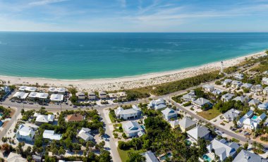 Kırsal ABD banliyölerindeki Amerikan rıhtım evleri. Florida 'nın güneybatısındaki Gasparilla Adası' ndaki küçük Boca Grande kasabasındaki büyük yerleşim yerlerinin manzarası.