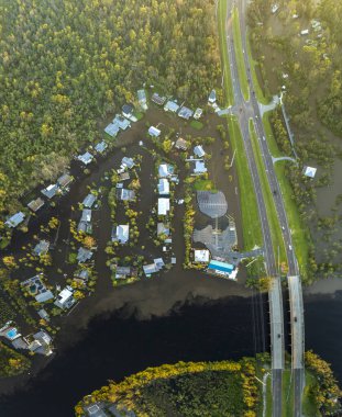 Doğal afetin sonuçları. Florida yerleşim bölgesindeki Ian kasırgasından sonra evlerin etrafını su basmış..