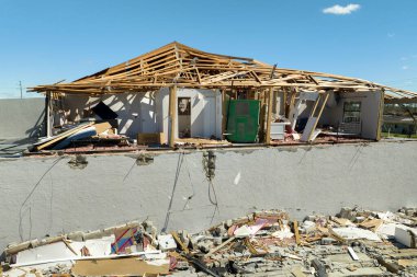 Florida 'daki Ian Kasırgası' ndan sonra evin çatısı ve duvarları hasar görmüş. Doğal afetin sonuçları..